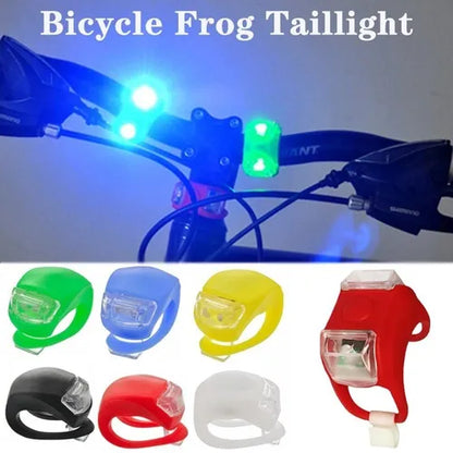 Cuatro luces reflectivas de tres modos incluidas para ciclismo y seguridad nocturna.