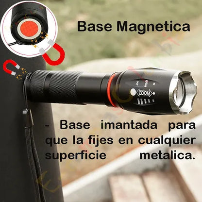 Linterna táctica con imán trasero para fijación en superficies metálicas.