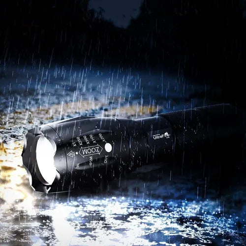 Linterna UltraFire T6 mostrando haz de luz potente ideal para seguridad y camping.