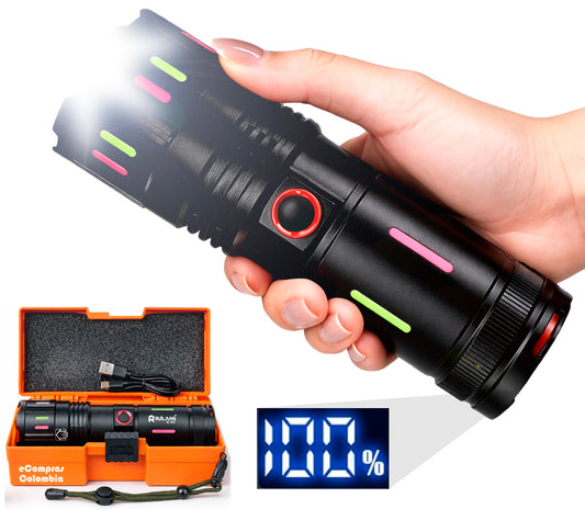 Linterna táctica LED recargable con pantalla digital de batería 100%, botón rojo lateral y estuche protector naranja con cable USB incluido